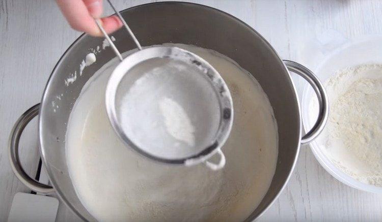 Пресейте брашното в яйчената маса. смесено с нишесте.