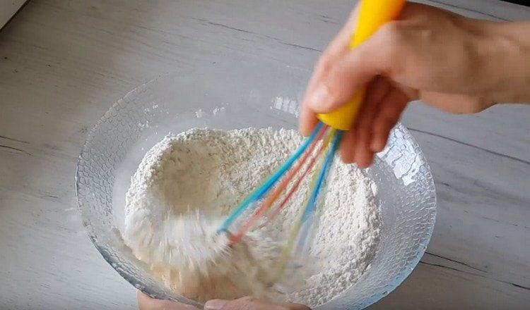 Setacciare la farina e mescolare con il lievito.