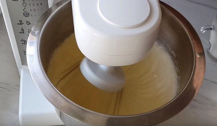 Vatkaa munat sokerilla sekoittimella, kunnes vaaleat.