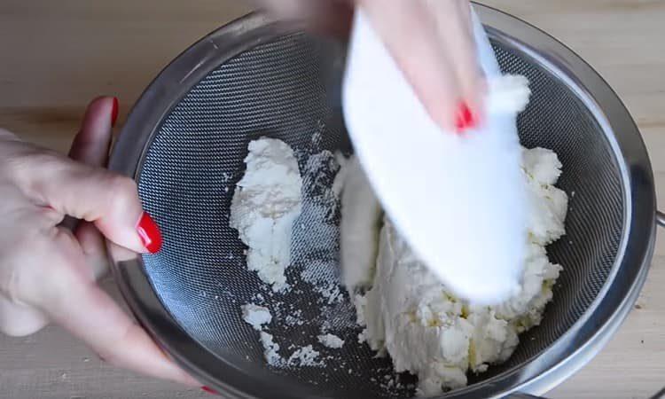 Kerman valmistamiseksi jauhaa raejuusto seulan läpi.