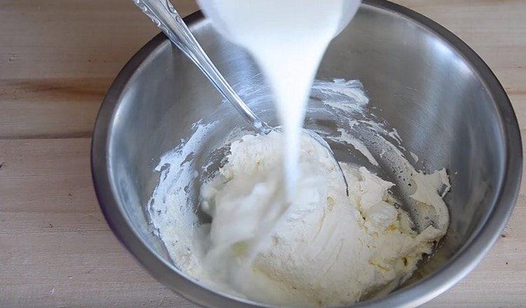 Lisää lämmin maito juustomassaan.