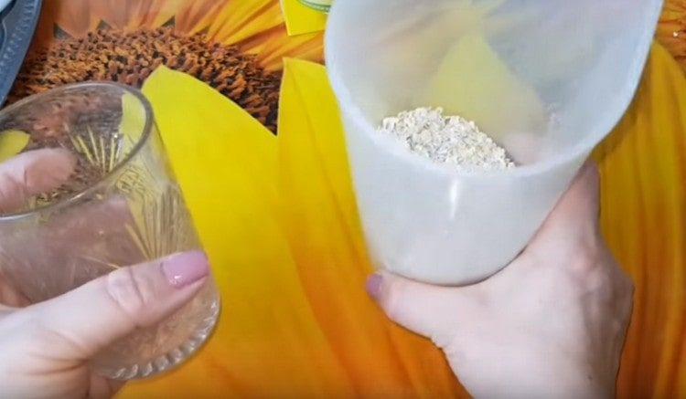 Ibuhos ang oatmeal sa isang mangkok ng blender.