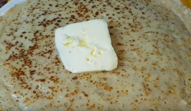 Hotové ovesné palačinky lze namazat kouskem másla.