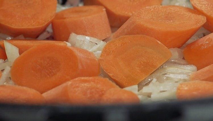 Нарежете морковите и разпределете отгоре върху лука.