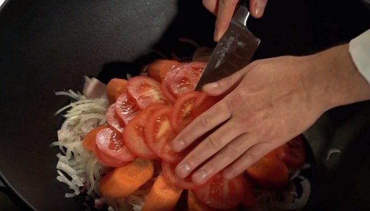 Levitä porkkanoiden päälle viipaloitu tomaatti.