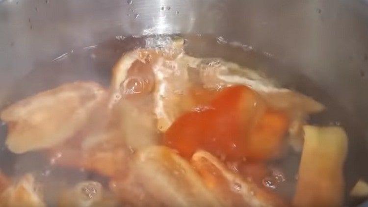 Σε μια κατσαρόλα, βγάλτε το νερό σε βράση και βάλτε πιπέρι μέσα σε αυτό.