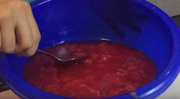 Der entstehende Wassermelonensaft wird mit entsteintem Fruchtfleisch vermischt.