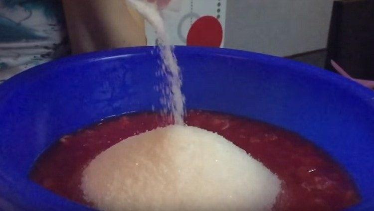 Lisää sokeri vesimeloni-massaan.