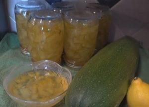 Wir kochen leckere und duftende Zucchinimarmelade mit Zitrone und Orange: ein interessantes Schritt-für-Schritt-Rezept mit einem Foto.