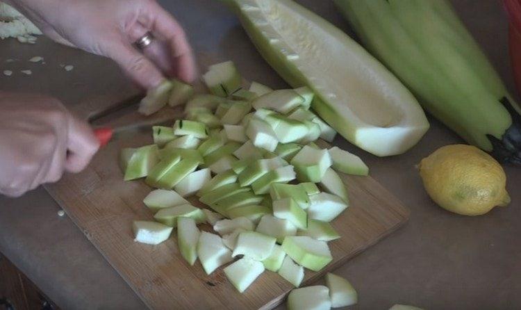 Zucchini in kleine Würfel schneiden.