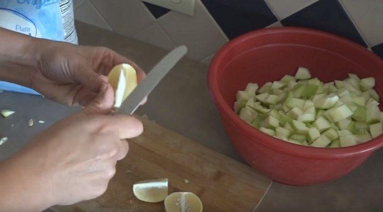 Leikkaa sitruuna tai appelsiini ja poista siemenet.