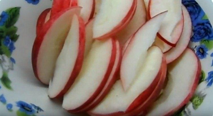 Äpfel in dünne Scheiben schneiden.
