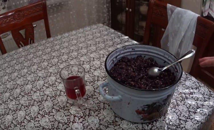 Dies ist ein einfaches Rezept für die Herstellung von Traubenessig zu Hause.