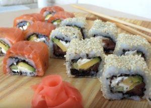 Finom sushit készítünk otthon egy lépésről lépésre egy fényképpel készített recept szerint.