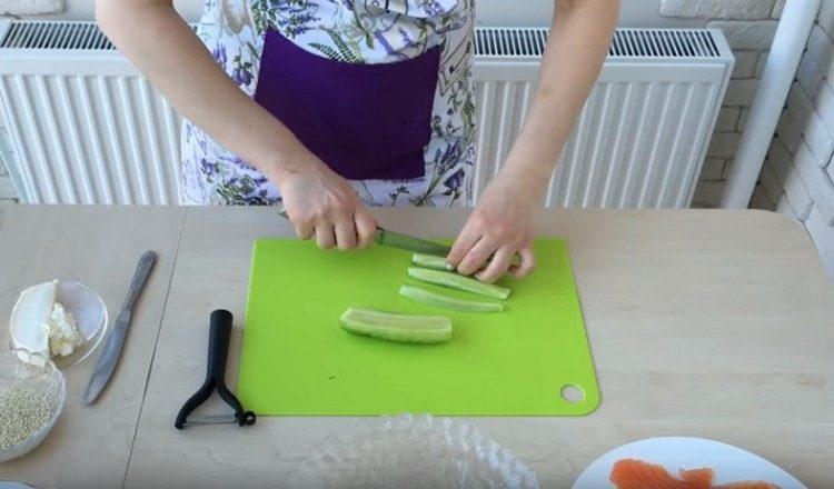 Tagliare il cetriolo in strisce sottili.