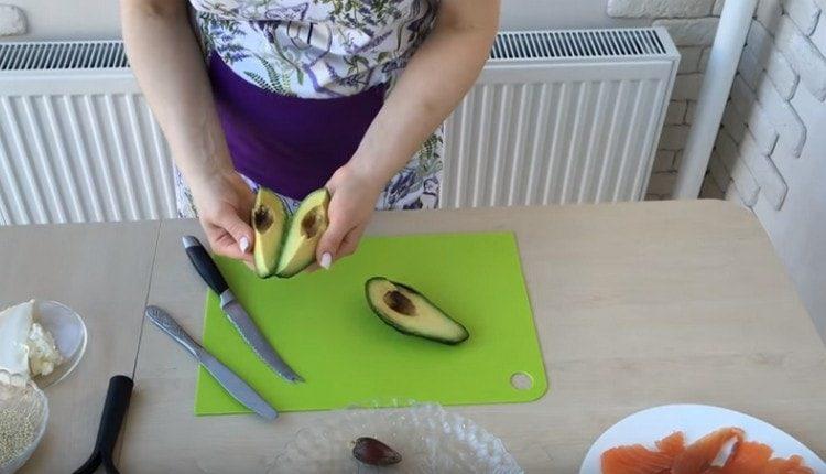 Avocado in 4 Teile schneiden, Stein entfernen.