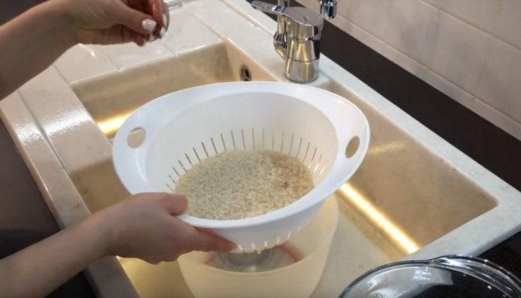 Измиваме ориза в студена вода.