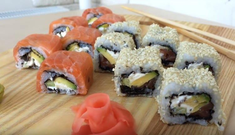 Takové chutné sushi se podává s nakládaným zázvorem a wasabi omáčkou.