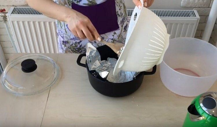 βάλτε το ρύζι σε μια κατσαρόλα που καλύπτεται με φύλλο.