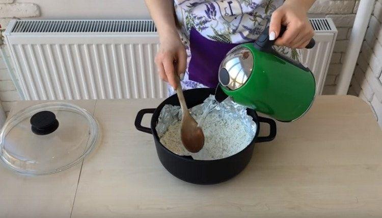 Riempi il riso con acqua e mettilo a cuocere.