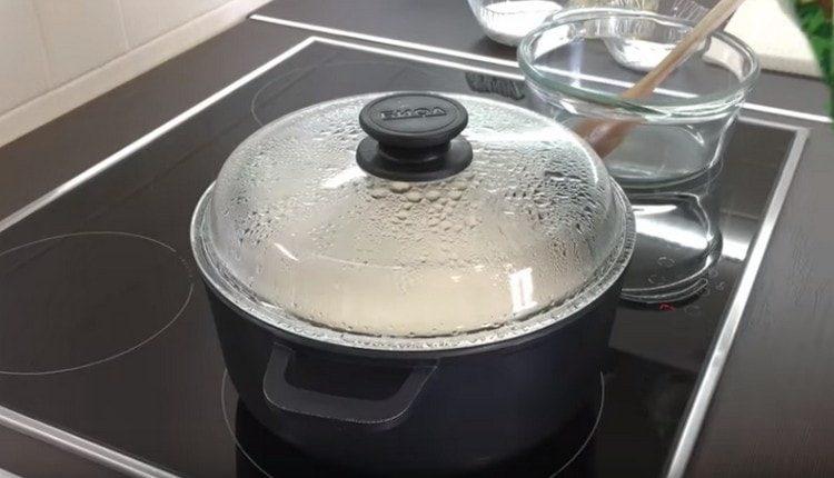 Cuocere il riso sotto il coperchio.