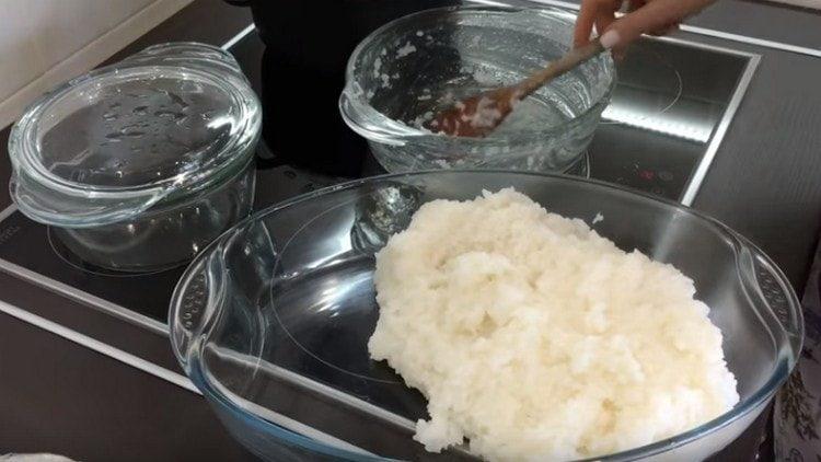 Wir schieben den Reis in eine große Form und lassen ihn abkühlen.