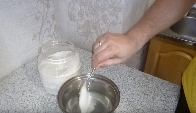 Διαλύστε τη ζάχαρη στο νερό.