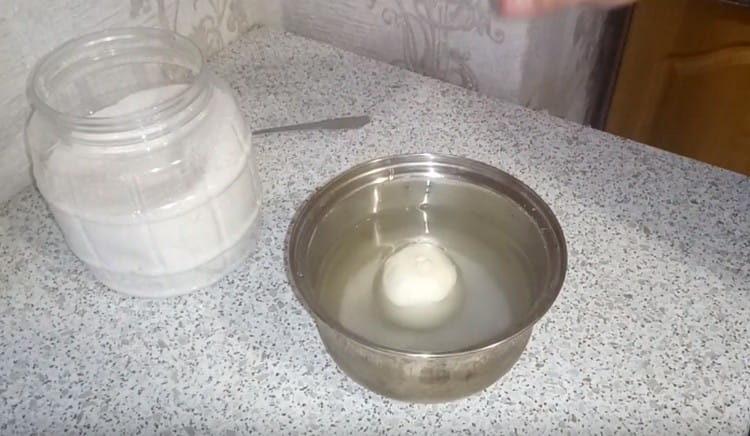 Die Zwiebel mit Zucker in Wasser einweichen.