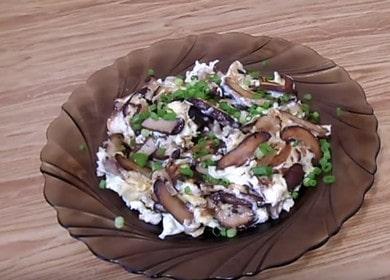 Shiitake-Pilze gebraten, mit Zwiebeln und Ei