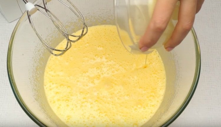 Přidejte do vaječné hmoty roztavené máslo.