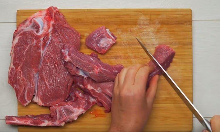 Mėsą supjaustome skiltelėmis.