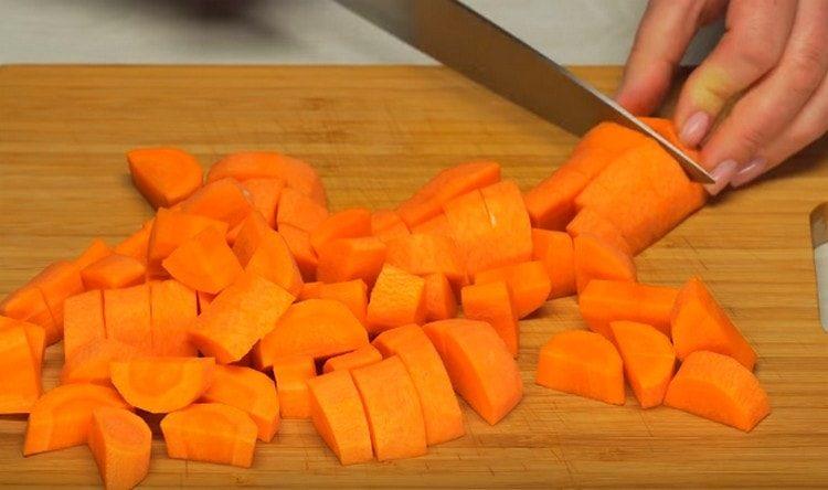 Нарязваме моркова.