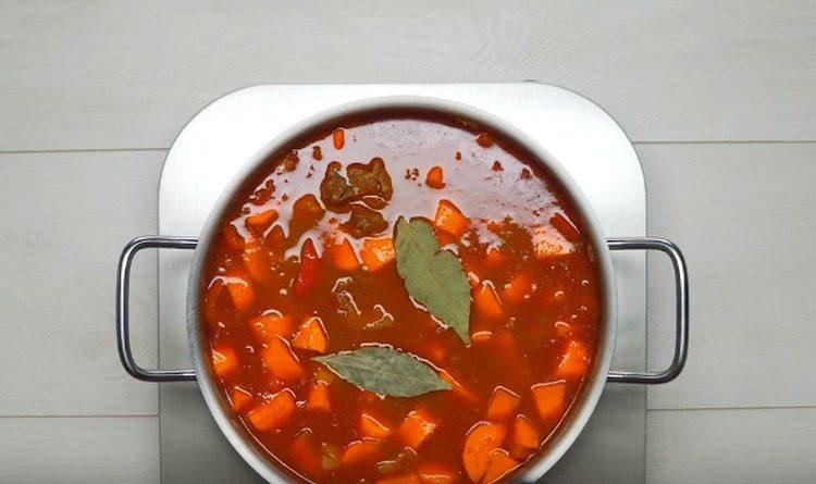 βάλτε τα καρότα στο τηγάνι, προσθέστε το φύλλο δάφνης.