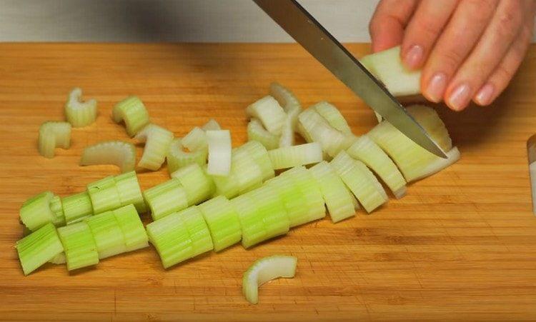 Řez celeru a pepře.