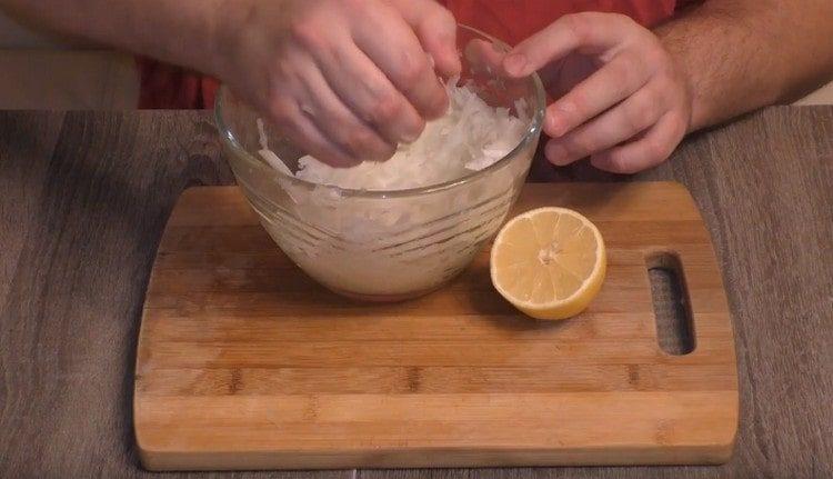 Vytlačte šťávu z citronu a přidejte do salátu.