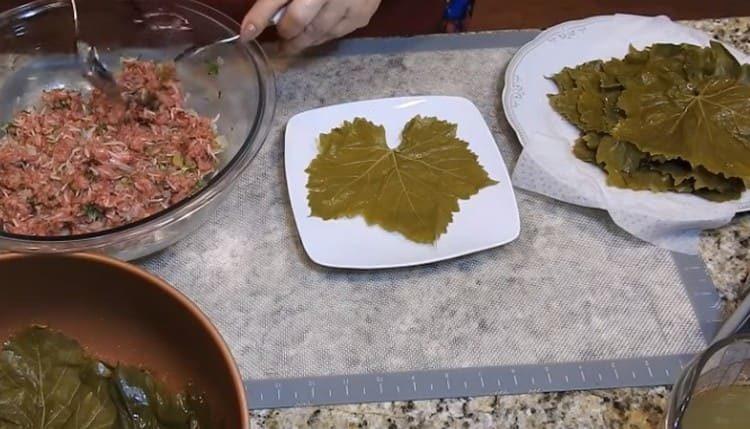 Skleisti vynuogių lapą ant lėkštės.