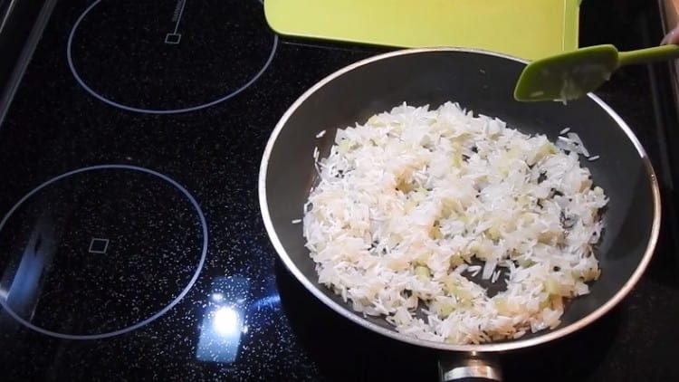 Προσθέστε ρύζι στο τηγάνι, αναμείξτε.