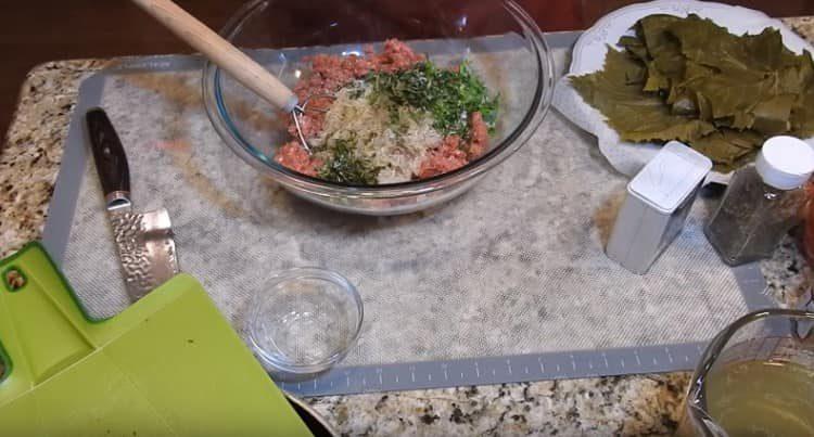 Aggiungi il riso con le verdure alla carne macinata