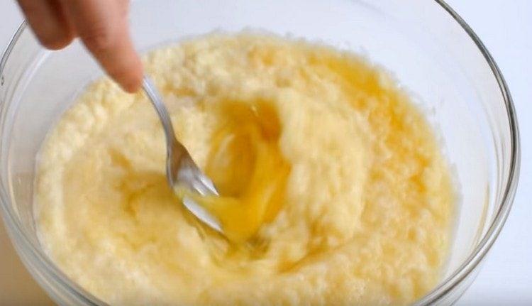 mlátit vejce do bramborové hmoty a promíchat.