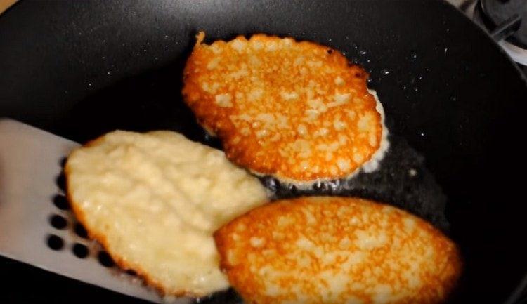 Friggere le frittelle di patate su entrambi i lati.
