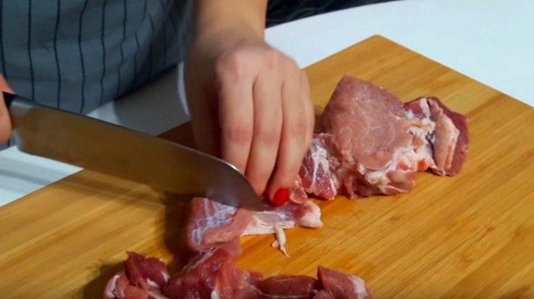 قطع اللحم إلى قطع كبيرة إلى حد ما.