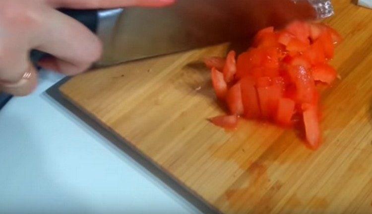 Noppaa kuorittua tomaattia