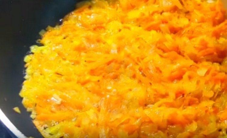 Τηγανίζουμε τα κρεμμύδια με τα καρότα σε ένα τηγάνι.
