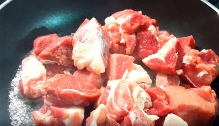 sudėti mėsą į keptuvę ir kepti.