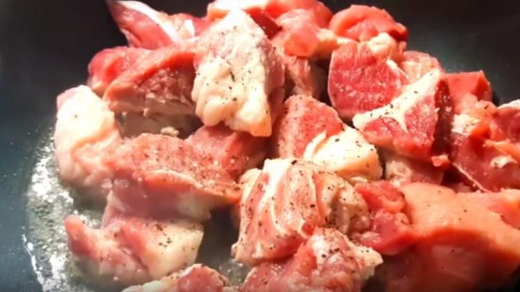 Mėsą nedelsdami įberkite druskos ir pipirų.