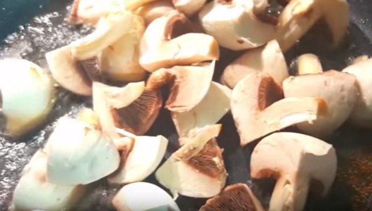 Smažte houby v tuku zbývajícím z masa.