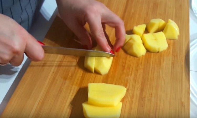 يقطع البطاطس.