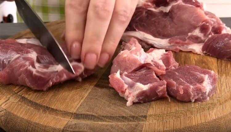 Tagliare la carne in pezzi abbastanza grandi.