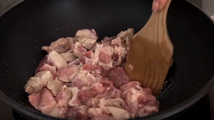 Στρίψτε το κρέας σε φυτικό λάδι