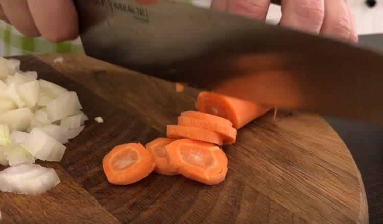 Нарежете морковите на кръгчета.